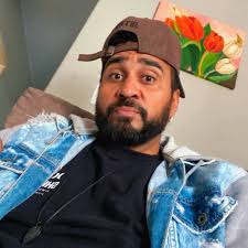 VENDO QIX DO ETERNO CHORÃO ! O AZUL É TAMANHO 43/44 E NUNCA FOI USADO,  ZERINHO O BRANCO É TAMANHO 37/38 ADD NO WHATS 11 9 6276-7235