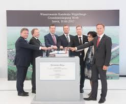 Eric lemming stellte 1899 mit 49,32 m den ersten offiziellen rekord auf und dominierte ca. Investition Von Rund 500 Millionen Euro Mercedes Benz Baut Neues Motorenwerk Im Polnischen Jawor Daimler Global Media Site