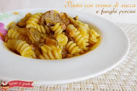 Una minestra semplice e dalle poche pretese, che più si mangia e più se ne apprezza la semplicità degli ingredienti e della preparazione. Pasta Con Crema Di Zucca E Funghi Porcini Ricetta Primo Gustoso