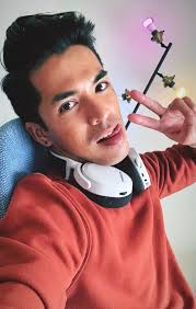 Kyle Cabral (@Kyleesie)