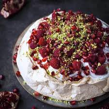 Pavlova Aux Petits Fruits Rouges K Pour Katrine Desserts Pavlova Dessert Recipes