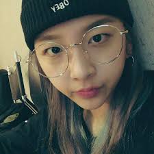 Pin By Lilian Stephy On Kard Kard Glasses Kpop Idol