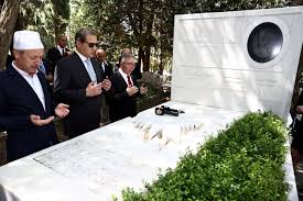 Seba'nin kabri̇ni̇ de zi̇yaret etti̇ler ali sami yen kabri başında anıldıktan sonra beşiktaş kulübü'nün efsane başkanı süleyman seba'nın da mezarı ziyaret edildi. Ali Sami Yen Kabri Basinda Anildi Canli Mac Izle