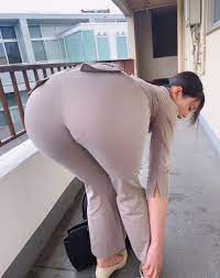 パンツスーツの尻のエロさを隠しきれてない画像 part3 | お宝エログ幕府