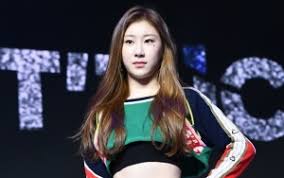 They met through seungjun of knk who introduced them during isac. Chaeryeong Itzy Jadi Bahan Gosip Gara Gara Kelakuan Absurd Di Sela Syuting Isac 2019