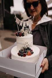 Standesamtliche Hochzeit In Freiburg Standesamtliche Hochzeit Hochzeitstorte Obst Hochzeitstorte Ideen