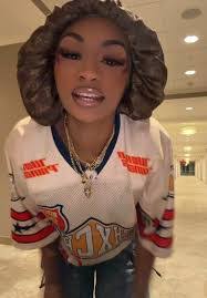 Melanie Ricks's Instagram, Twitter & Facebook