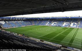 Stadion king power adalah sebuah stadion sepak bola yang terletak di kota leicester dan menjadi kandang dari klub sepak bola inggris yaitu leicester city f.c. Leicester Groundsmen Mow Club Badge Into Centre Circle Daily Mail Online