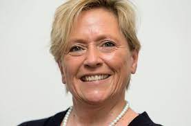 Die präsidentin der kultusministerkonferenz (kmk), susanne eisenmann, attestiert deutschlands schulen ein sinkendes niveau in den fächern deutsch und mathematik. Stuttgarter Burgermeisterin Susanne Eisenmann Wird Kultusministerin Stuttgart Stuttgarter Zeitung