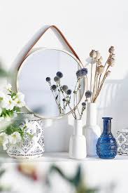 Der Heisseste Interior Trend Des Sommers 2019 Santorini Style Mykonosstyle Santorinistyle Tischdeko Depot Tischdeko Sommerdeko Vase