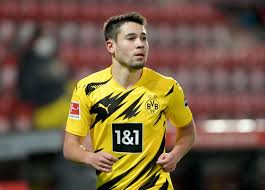Find the latest raphael guerreiro news, stats, transfer rumours, photos, titles, clubs, goals scored this season and more. A L Etranger Raphael Guerreiro Raconte Son Transfert Avorte Au Psg