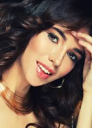 Senyum potret gadis indian yang cantik di rumah. Model wanita muda dengan  perhiasan emas . — Foto Stok © kanareva #383838038