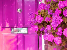 Suspending a blooming arrangement from a porch or patio is an easy way to freshen up an outdoor space. Hangende Blumen Durch Haustur Kostenloses Stock Bild Public Domain Pictures