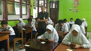 Apakah ujian anak smp sekarang pakai handphone. Pelajar Kelas 9 Smp Di Kota Blitar Ikuti Ujian Sekolah Pakai Handphone Suara Jatim