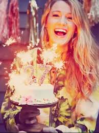Happy 26th Birthday Cake For Her Blake Lively Gets Attacked By Bees And Still Makes Her Own Birthday Cake Blake Lively Celebrities Women