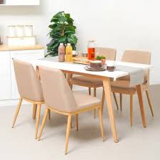 Meja dari kayu jati asli ini didesain bulat dengan 4 kaki secara simetris yang kokoh dengan sentuhan seni untuk menambah kecantikannya. Jual Medford Set Meja Makan 4 Kursi Terbaik Informa