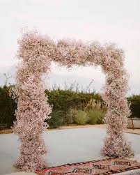 Puedes adornarlo utilizando varios materiales como flores, lazos, globos o luces. 8 Estilos En Arcos De Flores Para Ceremonias Al Aire Libre Y Un Si Quiero De Pelicula Tendencias De Bodas Magazine Blog