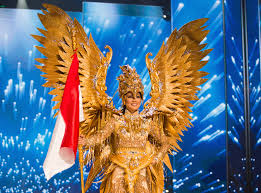 Il est dérivé de la culture indonésienne et des traditions textiles traditionnelles indonésiennes. All The Times Indonesia Put Other Countries To Shame With Its Miss Universe Costumes