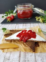 Gemul de capsuni fara zahar de la arome si delicii este atat de delicios incat da dependenta. Gem De Capsuni Cu Seminte De Chia Fara Zahar Foodieopedia