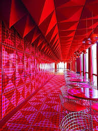 Gli Interni E Il Design Degli Anni 60 Di Verner Panton In 2020 Design Pantone Red Interiors