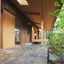 工房信州の家 フォレストコーポレーション on instagram 玄関ポーチからウッドデッキまで連なる 大きな軒 土間部分は 諏訪地域特産の鉄平石敷きです 土間 玄関 玄関ポーチ ポーチ ウッドデッキ 軒 軒下 深い軒 下屋 屋根 庇 鉄平石 三和土 玄関