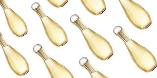 L'achat en ligne de parfums, soins, maquillage pas chers dior. Here S How Dior S J Adore Hair Oil Tamed My Curly Frizzy Mane Elle Singapore