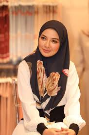 Naelofar.com is where we create beautiful headscarves that you love, and love to wear. Penampilan Baru Jadi Bualan Ramai Neelofa Nafi Bercinta Dengan Pu Riz