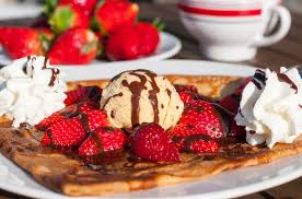 Crepe Aux Fraises De Plougastel Chocolat Et Chantilly Crepes Aux Fraises Recettes De Cuisine Crepes Sucrees