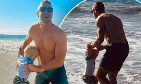 Master mechanic is produced for the motortrend app by discovery studios. Ant Anstead Shows Off His Cut Physique After Losing Weight From His Breakup With Christina Anstead Daily Mail Online
