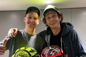 Fabio quartararo juara, marc marquez menangis. Fabio Quartararo Sempat Tukar Helm Dengan Valentino Rossi Sebelum Jalani Operasi Lengan Bolasport Com