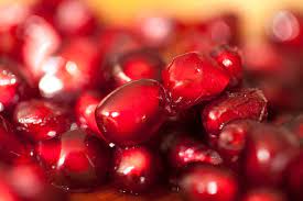 Pomegranate seeds are completely edible and healthy. Ways To Eat Pomegranate Seeds The Leaf Nutrisystem Blog