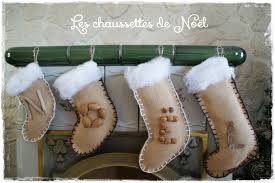 Lot de 36 decorations de noël nature en bois à suspendre motif flocon, étoile et sapin. Des Chaussettes En Toile De Jute Mais Quelle Idee Les P Tites Decos De Lolo