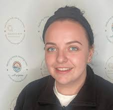 Colette Meek's Instagram, Twitter & Facebook