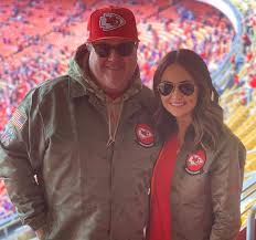 Eric stonestreet and longtime love lindsay schweitzer are engaged. O0vovsuhlm80m