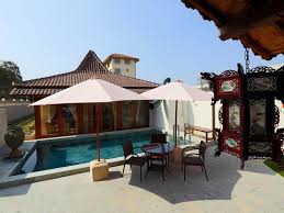 Senang sekali bisa menginap di the settlement hotel melaka, dapat welcome drink nyonya telang, bisa merasakan konsep eropa klasik campur melayu di eh, ada vilanya juga yang adem. The Settlement Hotel Melaka Best Rate Guaranteed