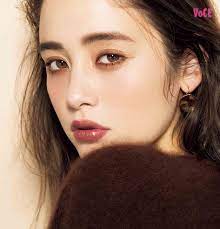 大人気 イガリさんのブラウンメイク ブラウンアイシャドウには 赤茶リップで華やぎ増し 鬼木朋子 ビューティニュース voce ヴォーチェ 美容雑誌 voce 公式サイト ブラウンメイク ナチュラルヘアスタイル イガリ