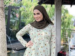 Beliau ialah bekas peserta dewi remaja 2005/2006 dan terkenal dengan peranan lakonan dalam beberapa drama tv termasuk gerak khas, juvana, kerana terpaksa aku relakan. Izreen Having Fun Running Apam Business The Star