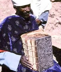 Kinh thánh Ethiopia 🇪🇹, Phúc âm Garima, là cuốn Kinh thánh cổ nhất thế giới. Nó có niên đại 1.500 năm. Kinh thánh này được viết bằng tiếng Ge'ez, một ngôn ngữ Ethiopia đã tuyệt chủng. Nó có 84 cuốn sách so với 66 cuốn sách của các bản Kinh thánh khác.