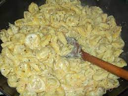 Umplutura lejera de spanac cu ricotta, sosul fin de smantana cu mozzarella. Reteta Reteta Zilei Tortellini Cu Sos De Smantana Si Parmezan Restaurante De Lux