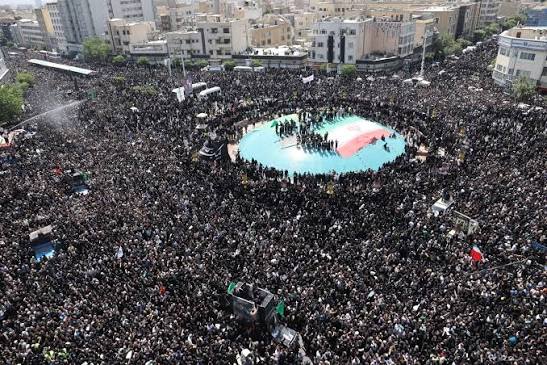 خامنئي يؤم صلاة الجنازة على رئيسي... وطهران تستعد لانتخابات الرئاسة