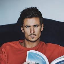 Tom Clune's Instagram, Twitter & Facebook