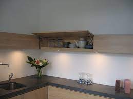 minimalistische smalle bovenkastjes met dimbare halogeenverlichting nbsp keuken ontwerpen keuken bovenkastjes