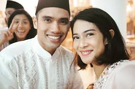 Oke, sebelumnya saya ucapkan selamat menempuh hidup baru untuk mbak dian sastrowardoyo yang baru saja melangsungkan pernikahan dengan mas maulana indraguna sutowo. Foto Suami Masuk Dalam Daftar Mantan Luna Maya Dian Sastro Protes Keras