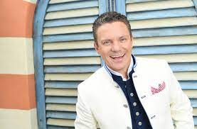 November 1975 in traunstein, oberbayern) ist ein deutscher trompeter, sänger und fernsehmoderator. Stefan Mross Kauft Sich Riesiges Luxus Wohnmobil