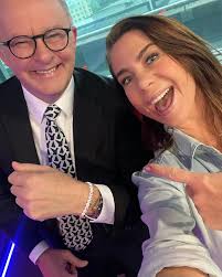 Great idea at the time. Can I have it back please? @albomp (But all jokes  aside. Can I have it back? Please? I made it myself) 📿🙏🏼  #invisiblestring 🩵 @taylorswift #friendshipbracelets @fitzywippakate