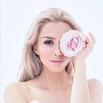 Sandra Shams's Instagram, Twitter & Facebook