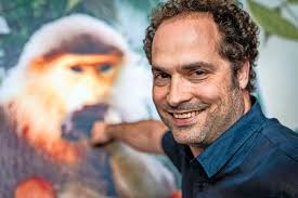 Schrijver Bart Braun geeft in nieuw boek inkijkje in wereld van virussen:  'Zonder virussen geen mensen'