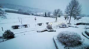 Sneeuw op de terrastafels van boscafé 't hijgend hert in limburg. Vsstvfa1tejuim