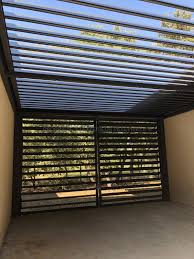Comme son nom l'indique, elle doit être installée entre 2 murs ou sur un support. Implantation D Une Pergola Bioclimatique Avec Bouclier Ral 7016 Entre Deux Murs A Uzes Dans La Gard Specialiste De La Pergola Bioclimatique A Nimes 3d Exterieur