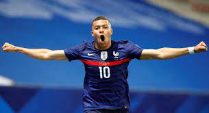 En uno de los partidos amistosos de estos días de compromisos se enfrentan, en el estadio de francia, en paris, el equipo local, francia, comandada por didier deschamps y gales. Ytme Fssonikm